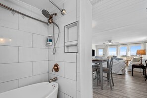 Kylpyamme, hiustenkuivaaja, pyyhkeet, saippua