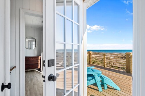Oceanfront Family Cottage: Hot Tub, Heated Pool. Game Room & Stunning Beach View