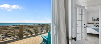 Oceanfront Family Cottage: Hot Tub, Heated Pool. Game Room & Stunning Beach View