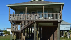 Une maison à deux étages dotée d’un balcon et d’un escalier menant à l’étage supérieur.