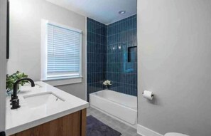 Badewanne, Haartrockner, Handtücher, Seife