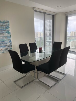 Dining - Beautiful 2 bedroom condo w/ocean views (Hallandale Beach)