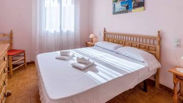 1 slaapkamer, een strijkplank/strijkijzer, beddengoed