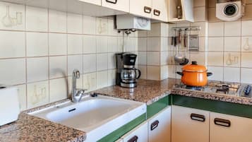 Een koelkast, een magnetron, een kookplaat, een broodrooster