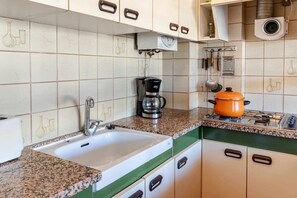 Réfrigérateur, micro-ondes, plaque de cuisson, grille-pain