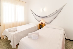 2 chambres, fer et planche Ă repasser, draps fournis