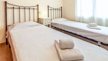 2 slaapkamers, een strijkplank/strijkijzer, beddengoed