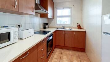 Een koelkast, een microgolfoven, een oven, een broodrooster