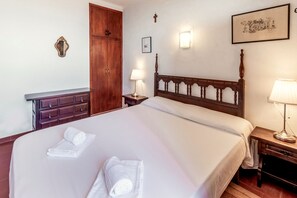 2 habitaciones, tabla de planchar con plancha y ropa de cama 