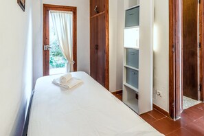 2 slaapkamers, een strijkplank/strijkijzer, beddengoed