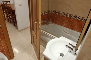 Combined shower/tub, bidet