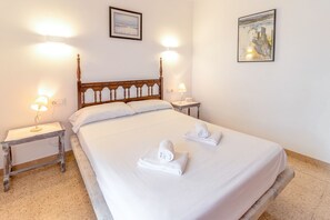 3 slaapkamers, een strijkplank/strijkijzer, beddengoed