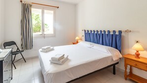 1 habitación, tabla de planchar con plancha y ropa de cama 