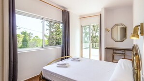 4 bedrooms, iron/ironing board, bed sheets