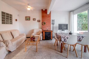 TV - Les Tonyines 68 - apartment with views and terrace (Llança)