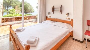 3 chambres, fer et planche Ă repasser, draps fournis