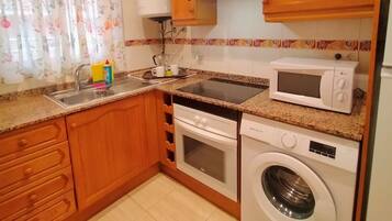 Frigorífico, microondas, horno y placa de cocina
