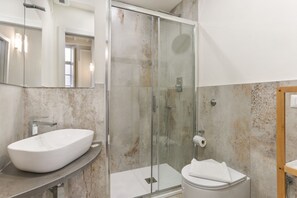 Dusche, Haartrockner, Bidet, Handtücher