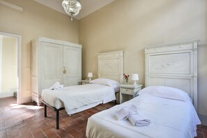 3 Schlafzimmer, Schreibtisch, Bügeleisen/Bügelbrett, WLAN