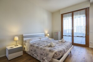 2 bedrooms, desk, iron/ironing board, travel crib