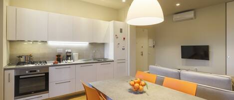 Kühlschrank, Mikrowelle, Ofen, Herdplatte