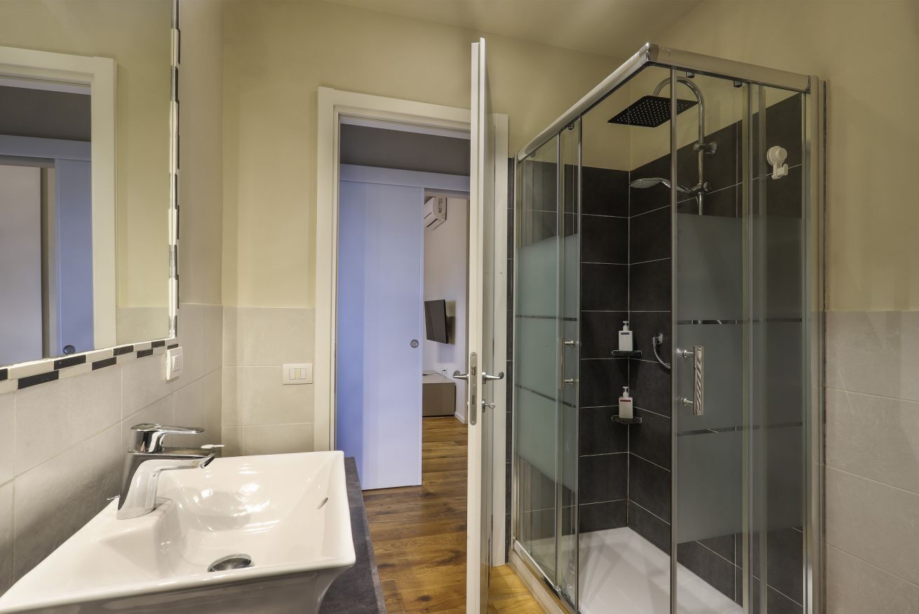 Douche, sèche-cheveux, bidet, serviettes fournies
