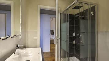 Dusche, Haartrockner, Bidet, Handtücher