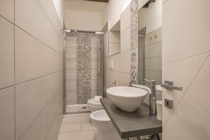 Dusche, Haartrockner, Bidet, Handtücher