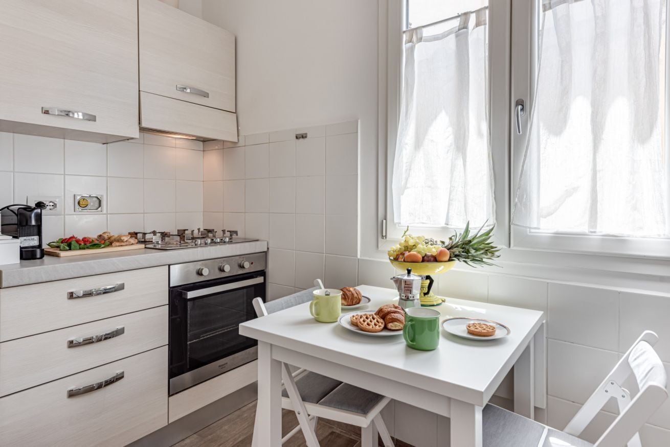 冷蔵庫、電子レンジ、オーブン、コンロ