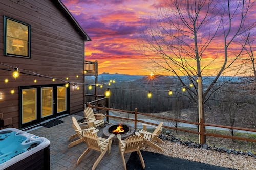 Modern cabin w/ loaded game room, hot tub, stunning views!