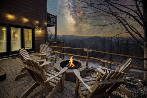 Private Sunset-view Cabin • Dog-friendly • Sauna • Hot Tub • Epic Game Room