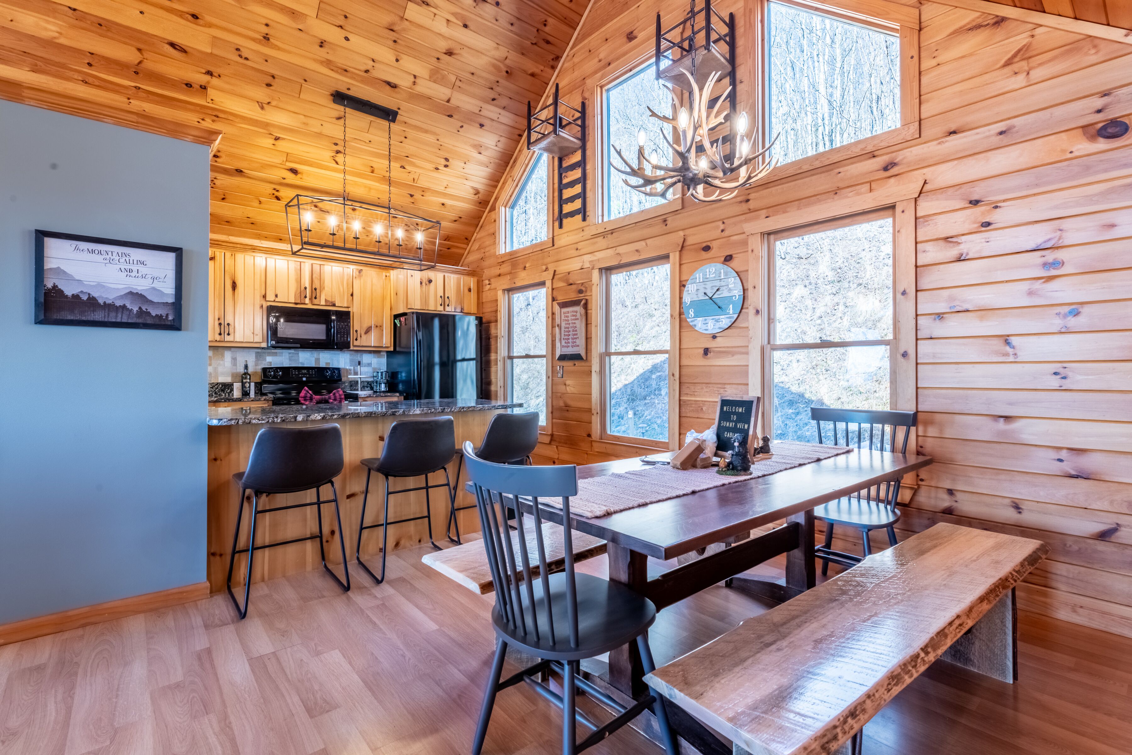 Modern cabin w/ game room, hot tub, stunning views!