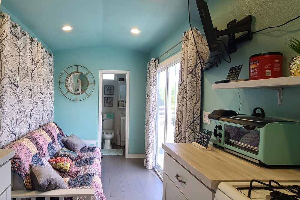 Tiny Home in Bulldog Paradise with free puppy love ❤️