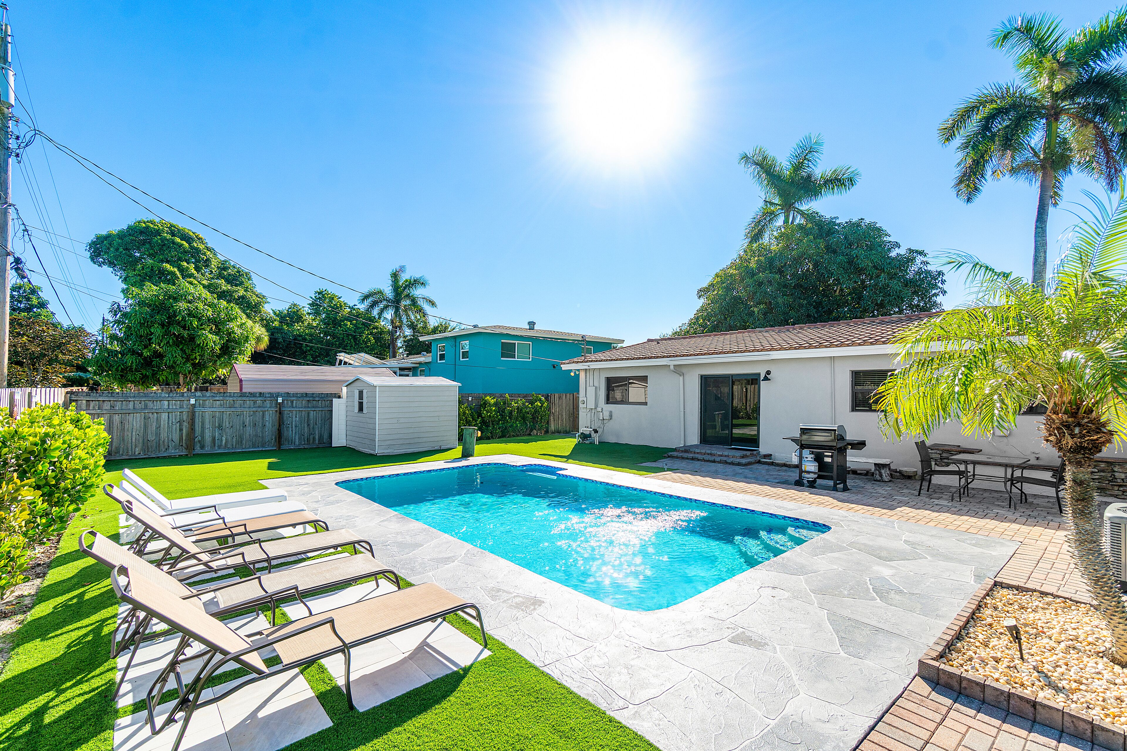 Utendørsbasseng og et oppvarmet basseng