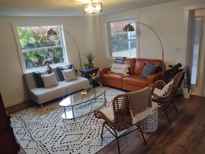 Smart TV - Modern Boho Retreat with Piano. Fenced and Gated in Central Florida! (Lakeland)