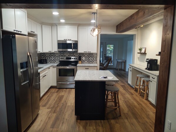 Fridge, microwave, oven, stovetop - Modern Boho Retreat with Piano. Fenced and Gated in Central Florida! (Lakeland)