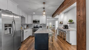 冷蔵庫、電子レンジ、オーブン、コンロ