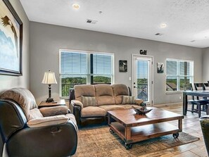 Smart TV - DogLeg Retreat - 5 min to SDC/strip! pools, golf & more (Reeds Spring)