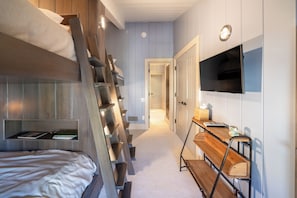 3 bedrooms, in-room safe, iron/ironing board, free WiFi