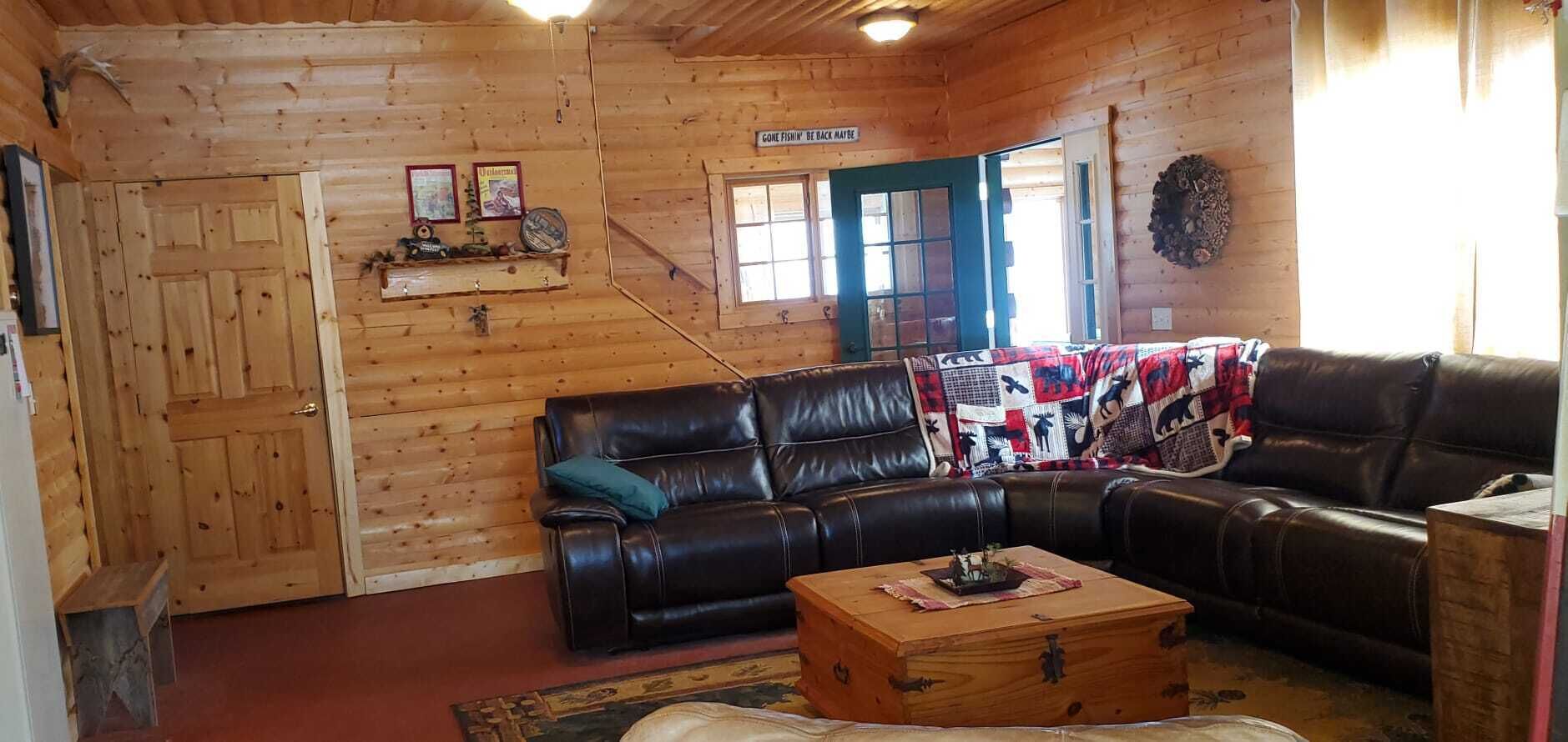 Fall Colors and Holiday Lake Cabin Fun - On snowmobile trail - Pets OK