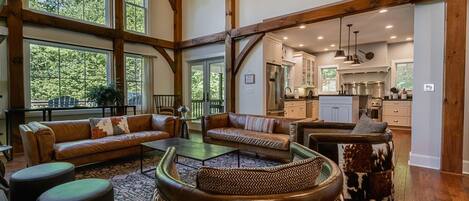 TV connectée, cheminée, jeux vidéo, baby-foot