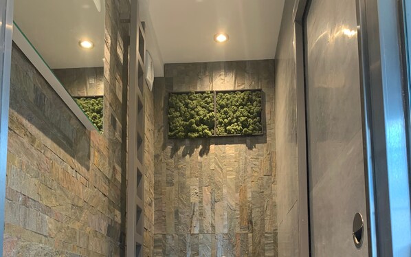 المنشأة من الداخل