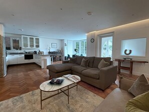 تلفزيون ذكي، كرة قدم الطاولة، كُتُب، ستيريو