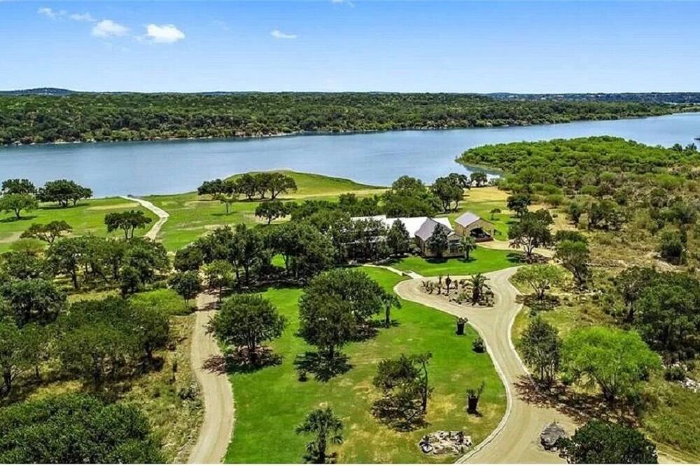 Lake Travis Private BOAT DOCK - Spacious 4-Bedroom Lakeside on 55 Acres