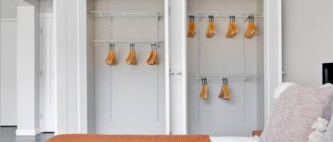 1 slaapkamer, een strijkplank/strijkijzer, wifi, beddengoed