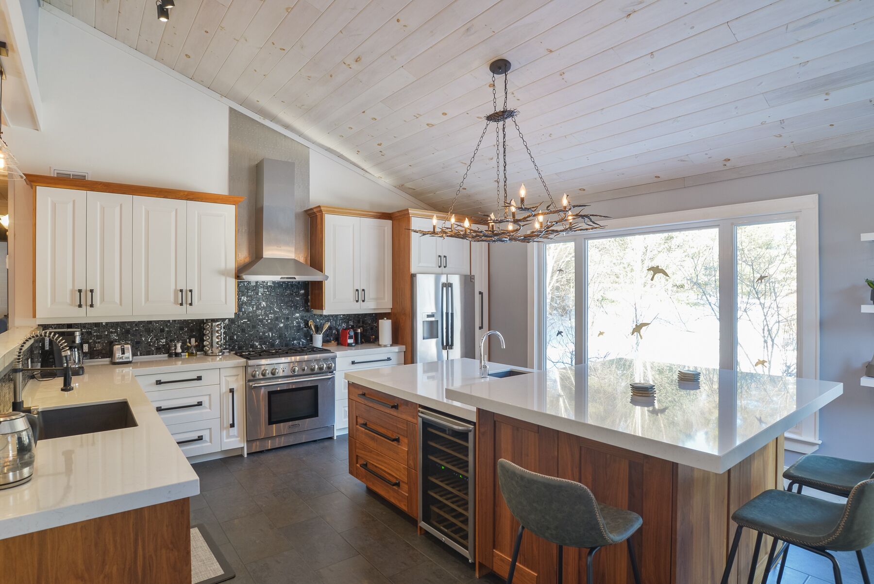 Muskoka Forest Chalet with a Private Indoor Pool