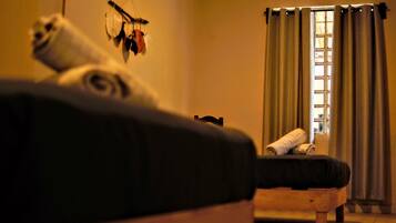 Habitación cuádruple Confort | Muebles diferentes, tabla de planchar con plancha y wifi gratis