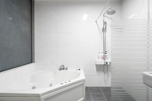 Deluxe Twin Room | Bathroom | Hair dryer, towels, soap, shampoo - Cheonan DRAPA Hotel (Cheonan)