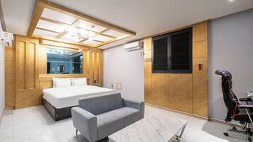 Premium Suite | 1 bedroom, WiFi (free), bed sheets