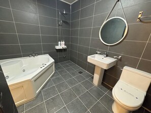 Standard-Doppelzimmer | Badezimmer | Haartrockner, Handtücher, Seife, Shampoo